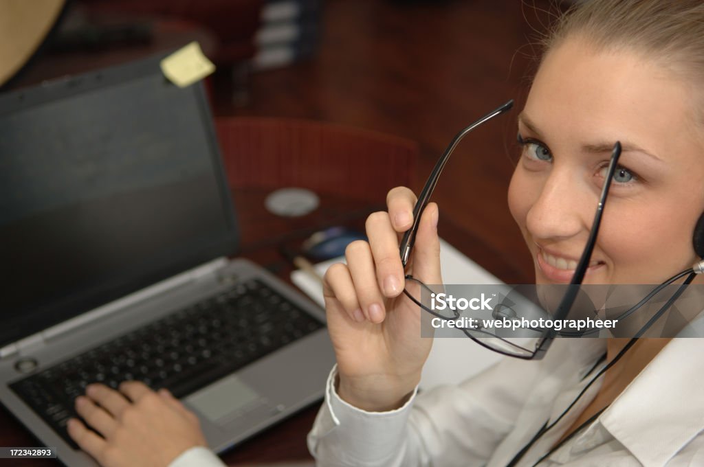 Sonriendo éxito de servicio de atención al cliente - Foto de stock de 20 a 29 años libre de derechos