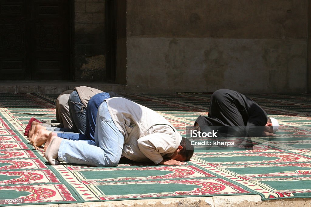 Musulmanes en una medida mezquita de El Cairo, Egipto. - Foto de stock de Rezar libre de derechos