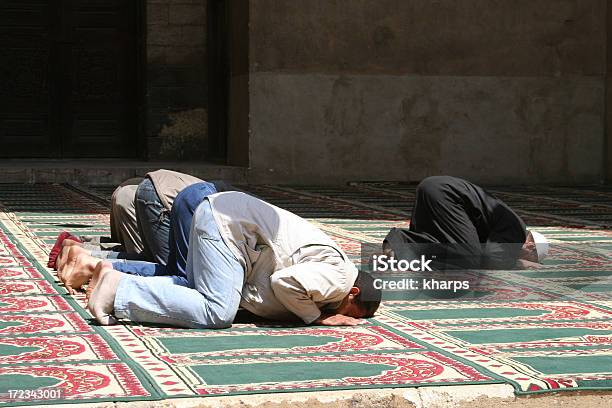 Musulmanes En Una Medida Mezquita De El Cairo Egipto Foto de stock y más banco de imágenes de Rezar