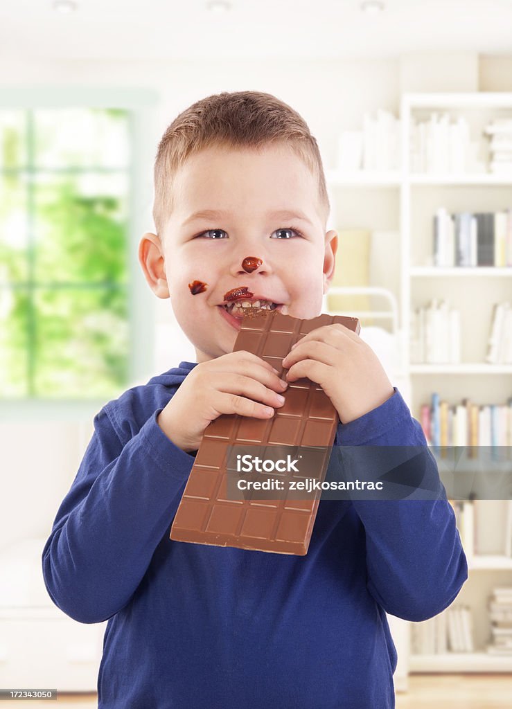 Piccolo ragazzo mangiare cioccolato - Foto stock royalty-free di 2-3 anni