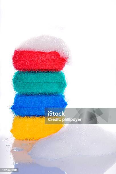 Colorido Esponjas Abrasivas Foto de stock y más banco de imágenes de Esponja de baño - Esponja de baño, Espuma de jabón, Fondo blanco