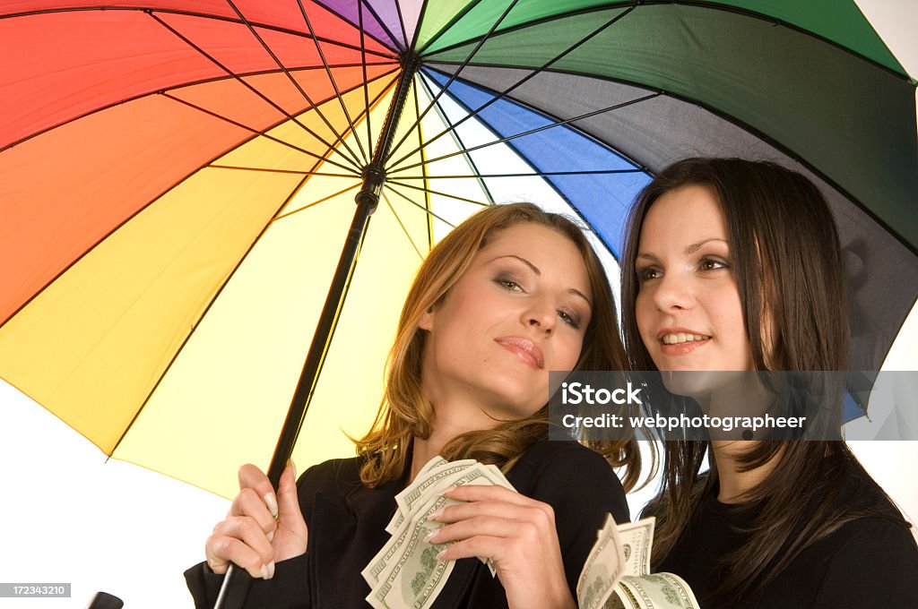Felice e preziosi sotto l'ombrello - Foto stock royalty-free di Bianco