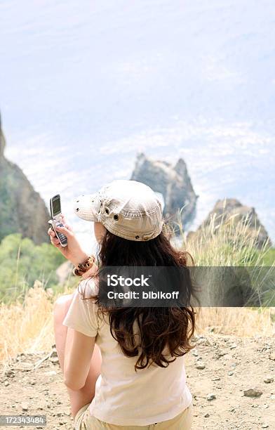 Chica En Un Teléfono Foto de stock y más banco de imágenes de Adolescencia - Adolescencia, Adolescente, Adulto