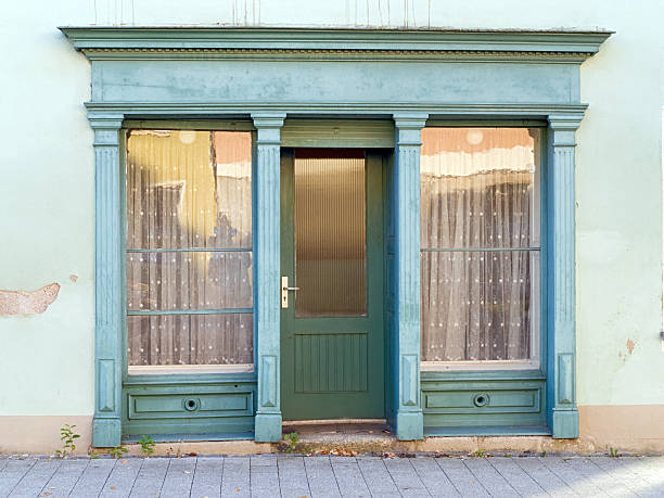 porta di un vecchio negozio - building exterior store closed photography foto e immagini stock