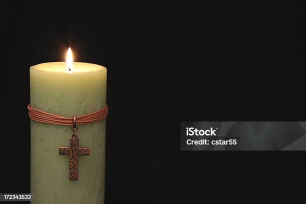 Religione Candela Con Croce Serie Su Sfondo Nero - Fotografie stock e altre immagini di A forma di croce - A forma di croce, Amore, Arredamento