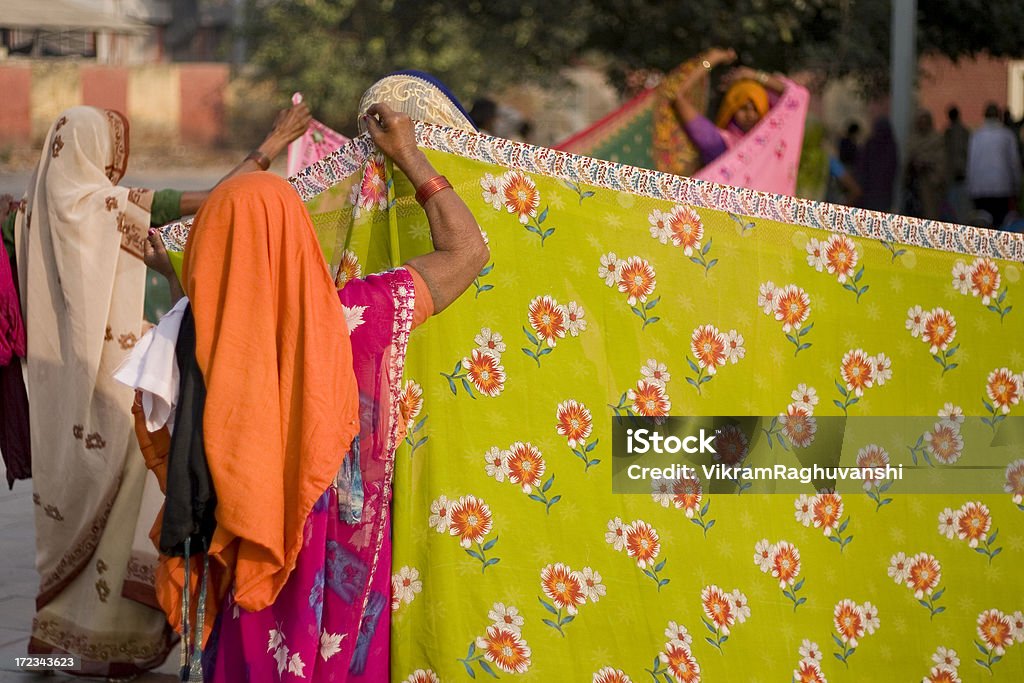 Indian Rural mulheres caros secagem colorida tradicional Sari de sol - Foto de stock de Adulto royalty-free