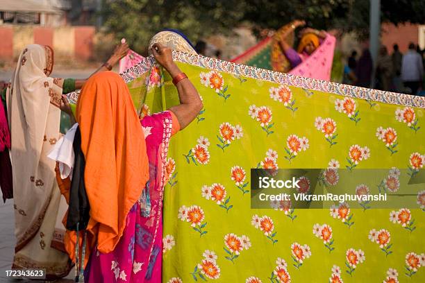 Foto de Indian Rural Mulheres Caros Secagem Colorida Tradicional Sari De Sol e mais fotos de stock de Adulto