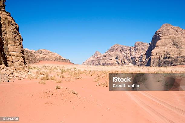 Wadi Rum Jordânia - Fotografias de stock e mais imagens de Ao Ar Livre - Ao Ar Livre, Areia, Arenito