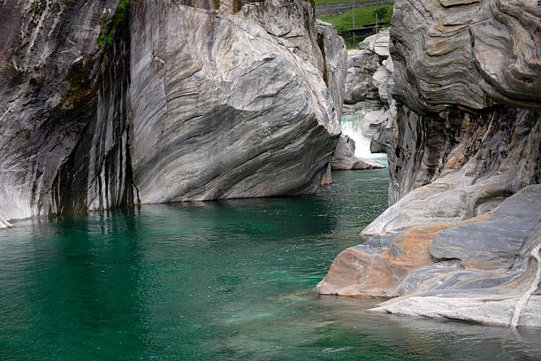 verzasca 川の洗面 - granite ticino canton switzerland locarno ストックフォトと画像