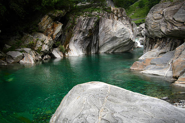 verzasca 川の洗面 - granite ticino canton switzerland locarno ストックフォトと画像