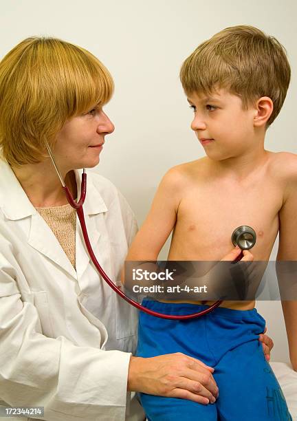 Medico E Bambino - Fotografie stock e altre immagini di Bambini maschi - Bambini maschi, Ascoltare, Bambino