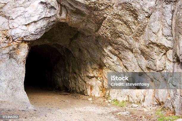 Photo libre de droit de Grotte Lentrée banque d'images et plus d'images libres de droit de Grotte - Grotte, Entrée, Puits de mine