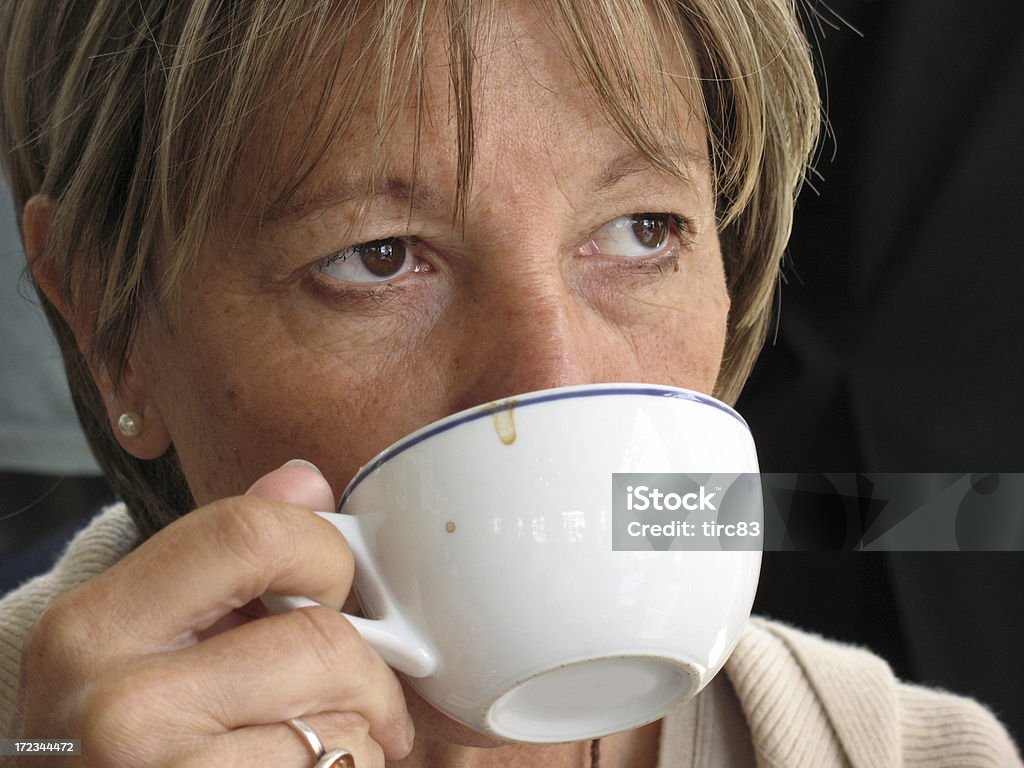 Mujer madura bebiendo café - Foto de stock de Adulto libre de derechos