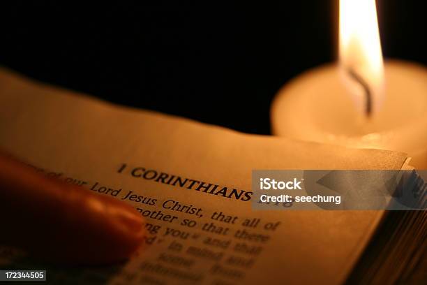 Ler A Bíblia Corinthians Sob Luz Da Vela - Fotografias de stock e mais imagens de Assédio - Assédio, Religião, Cristianismo