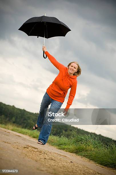 뛰어내림 우산 댄스 플로어에 대한 스톡 사진 및 기타 이미지 - 댄스 플로어, 우산, 20-24세