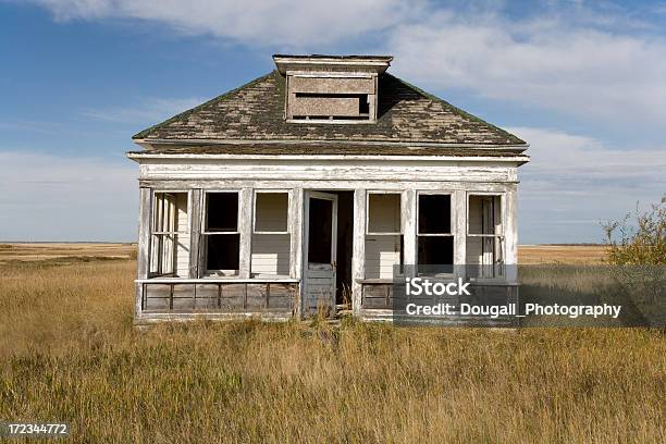 Foto de Antiga Casa De Fazenda Só Prairie e mais fotos de stock de Antigo - Antigo, Casa de fazenda, Reclusão