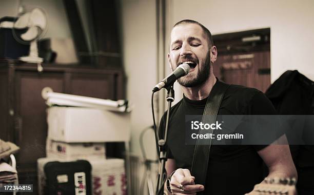 Musiker Stockfoto und mehr Bilder von Männer - Männer, Garage, Singen