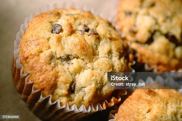 Photo libre de droit de Muffins Aux Pépites De Chocolat banque d'images et plus d'images libres de droit de Aliment - Aliment, Alimentation lourde, Aliments et boissons