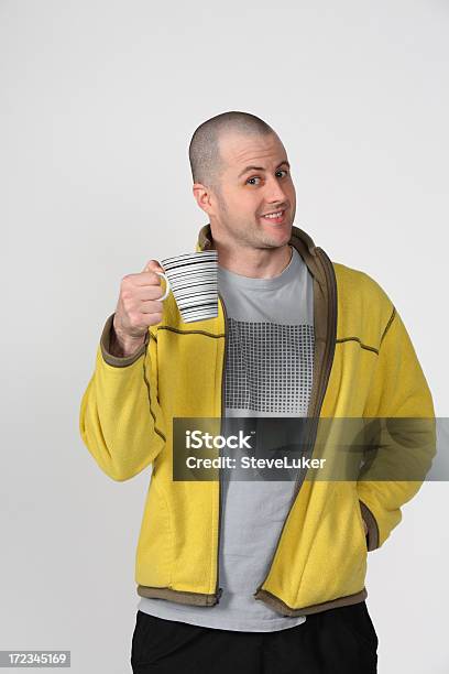 Godendo Di Caffè - Fotografie stock e altre immagini di Abbigliamento casual - Abbigliamento casual, Abiti pesanti, Adulto