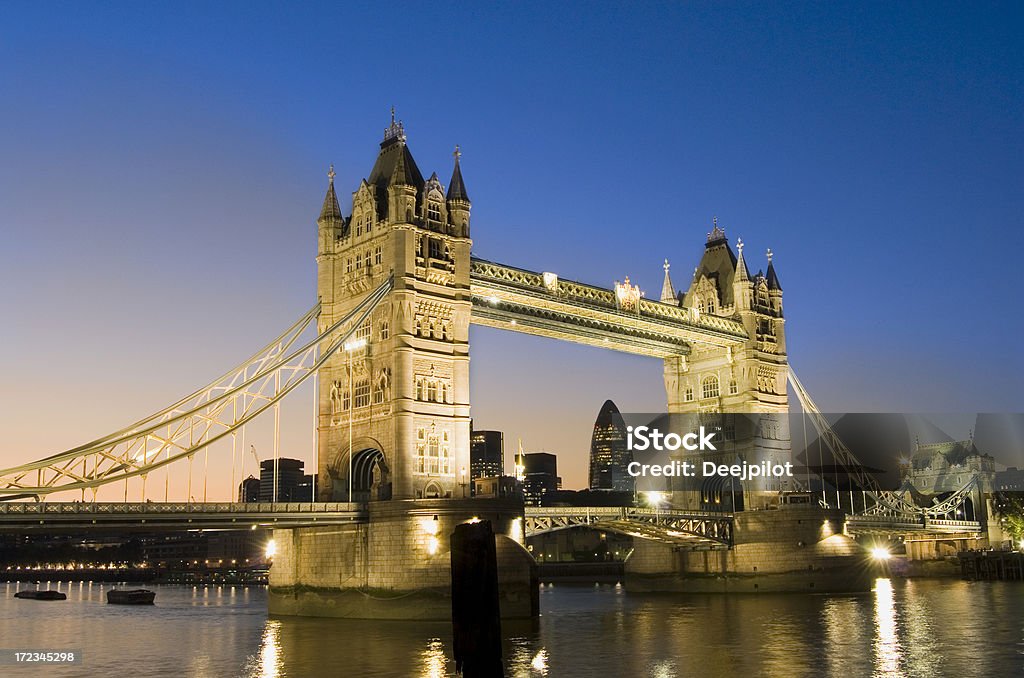 Tower Bridge e o Skyline da Cidade de Londres na noite, Reino Unido - Royalty-free Anoitecer Foto de stock