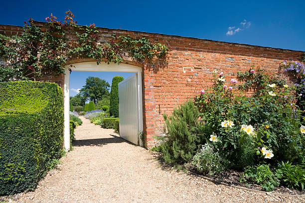 english jardin clos - formal garden wall ornamental garden walled garden photos et images de collection