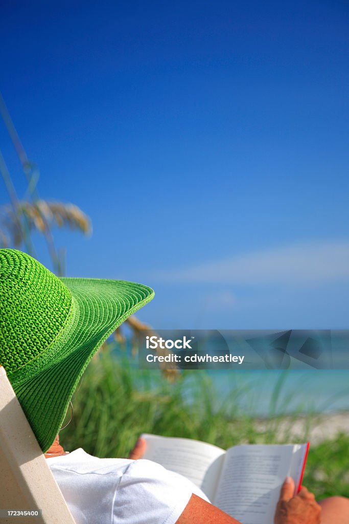 Mujer de edad avanzada en la playa - Foto de stock de 60-69 años libre de derechos