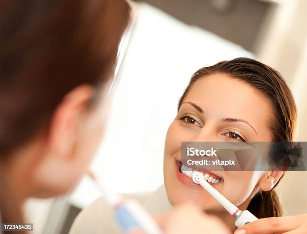 Foto de Escovar Dentes e mais fotos de stock de 30 Anos - 30 Anos, Adulto, Adulto de idade mediana