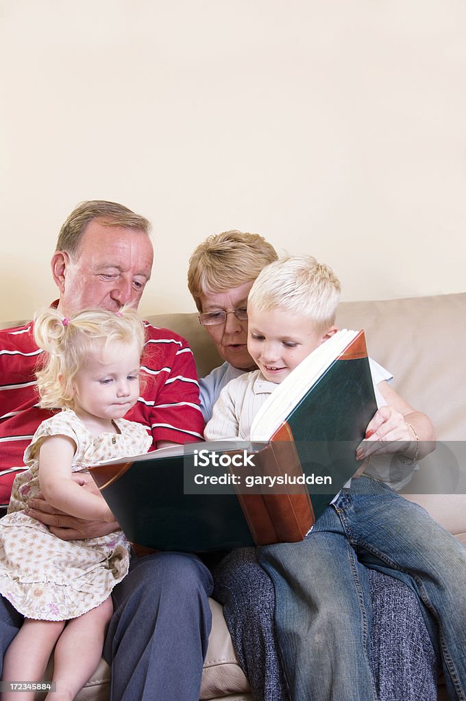 Feliz family escena - Foto de stock de Abuelos libre de derechos