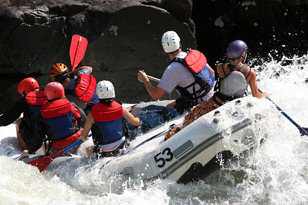 rock más adelante - rafting rapid white water atlanta whitewater boating fotografías e imágenes de stock