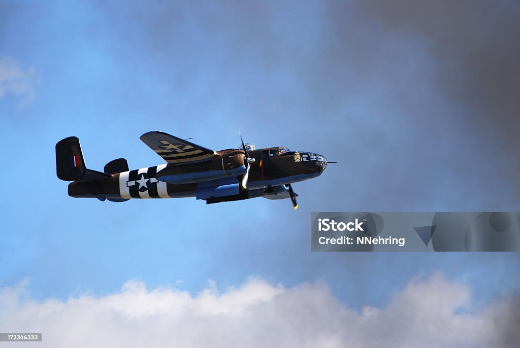 bomber vintage avion volant dans le ciel - Photo de Avion militaire libre de droits