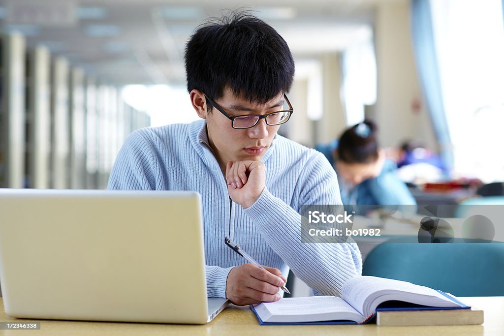 student Studium in der Bibliothek - Lizenzfrei 20-24 Jahre Stock-Foto