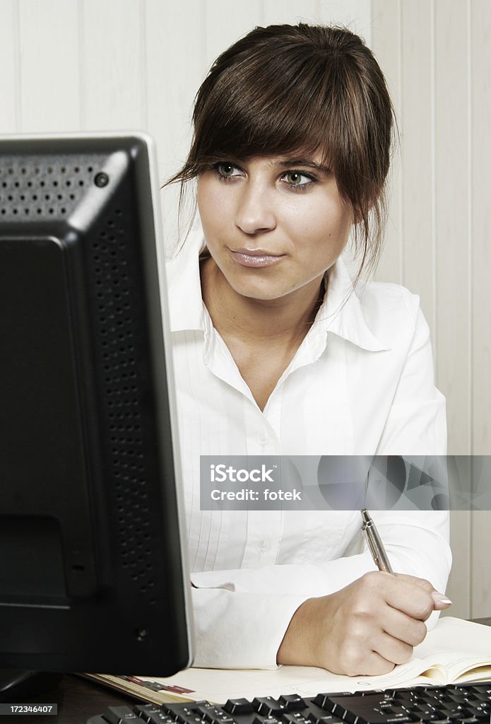 Mujer joven trabaja en una computadora - Foto de stock de Adolescente libre de derechos