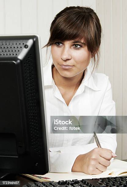 Mujer Joven Trabaja En Una Computadora Foto de stock y más banco de imágenes de Adolescente - Adolescente, Adulto, Adulto joven