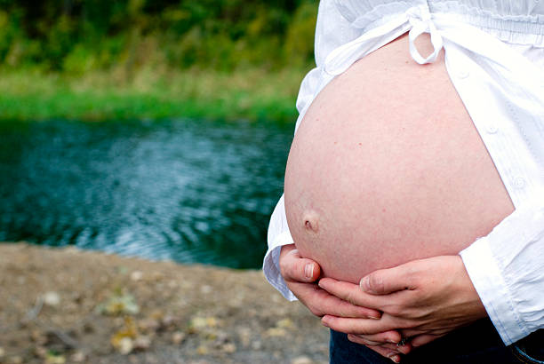 妊娠中のお腹を持つ女性 - teenage pregnancy human pregnancy abdomen women ストックフォトと画像
