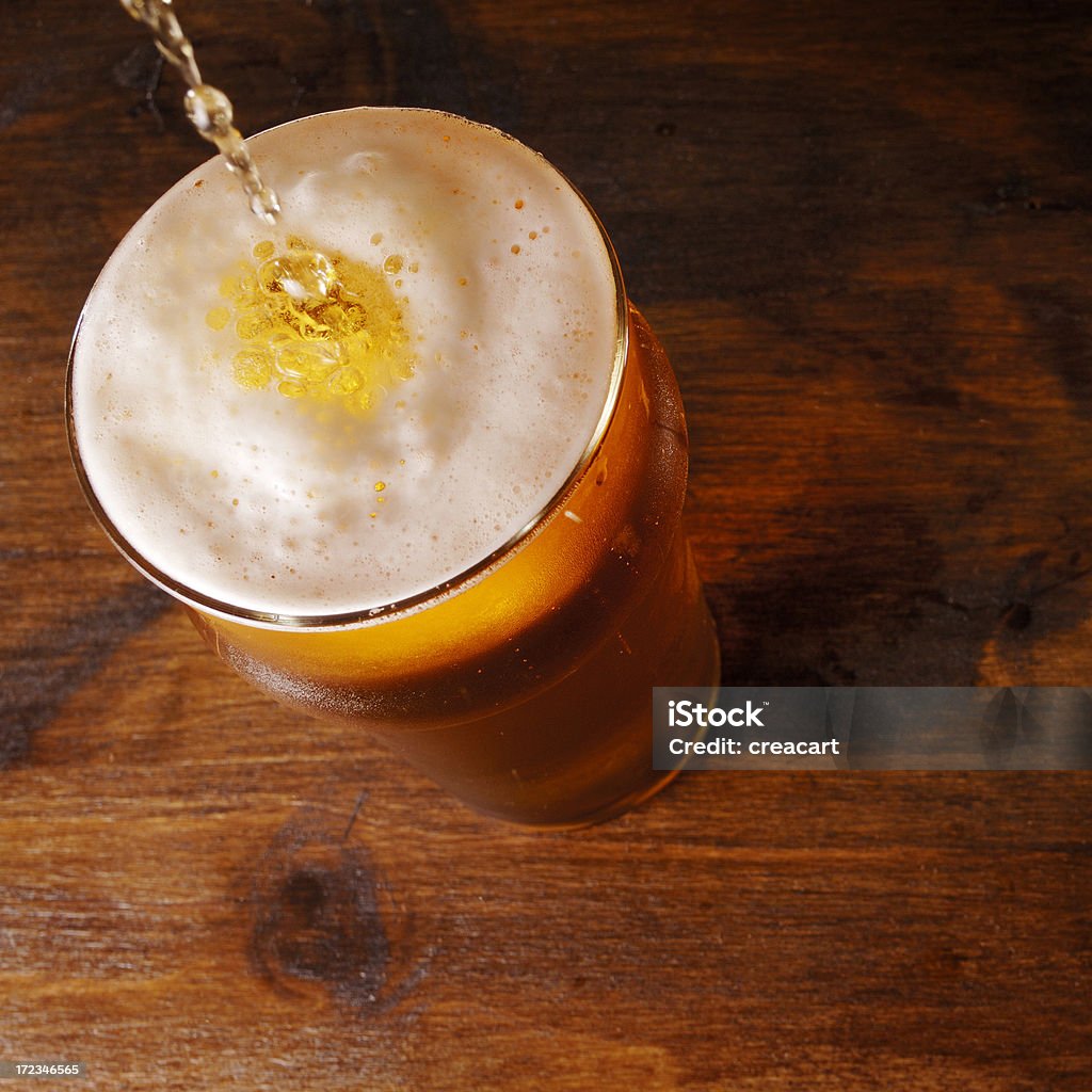 Versare nel bicchiere pinta di birra bionda - Foto stock royalty-free di Pinta