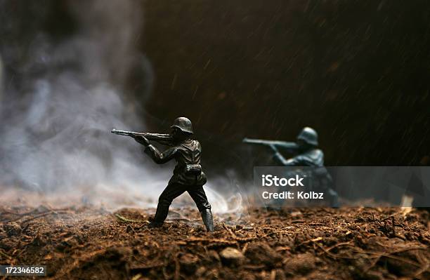 Soldaten Im Krieg Stockfoto und mehr Bilder von Armeehelm - Armeehelm, Bewegung, Erdreich