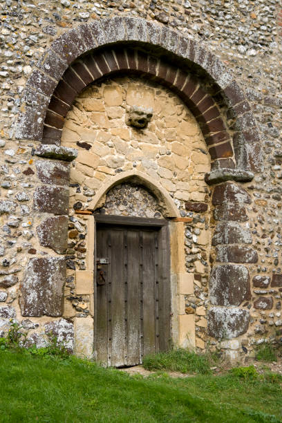 norman otwór drzwiowy - ancient past anglican building exterior zdjęcia i obrazy z banku zdjęć