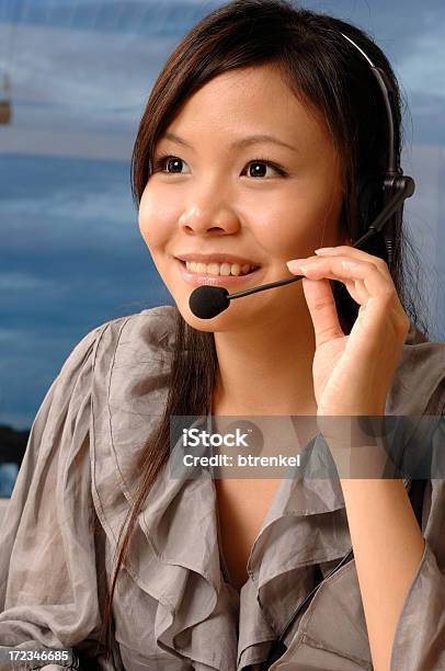 Foto de Serviço Com Um Sorriso De Modelo Asiático e mais fotos de stock de Adulto - Adulto, Agente de atendimento ao cliente, Apoio