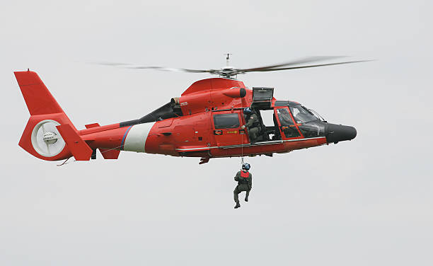 helicóptero de rescate - rescue helicopter coast guard protection fotografías e imágenes de stock