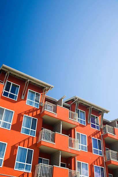 condominios de brillantes colores - clear sky vacations vertical saturated color fotografías e imágenes de stock