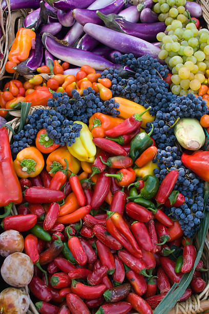 frutas e legumes coloridos - eggplant farmers market purple agricultural fair - fotografias e filmes do acervo