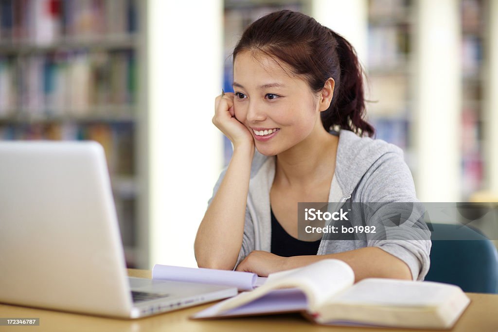 Weibliche college Studenten studieren in der Bibliothek - Lizenzfrei 20-24 Jahre Stock-Foto