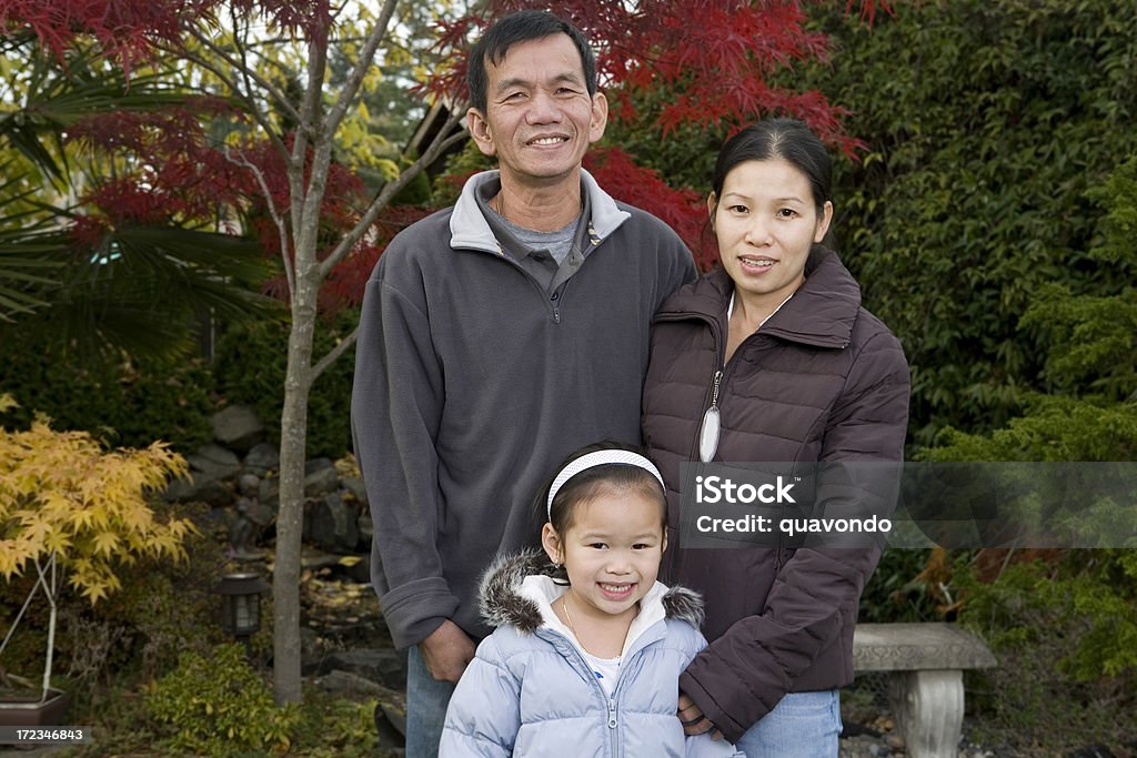Asian familia con niña posando para retrato, Copyspace al aire libre - Foto de stock de Vietnamita libre de derechos