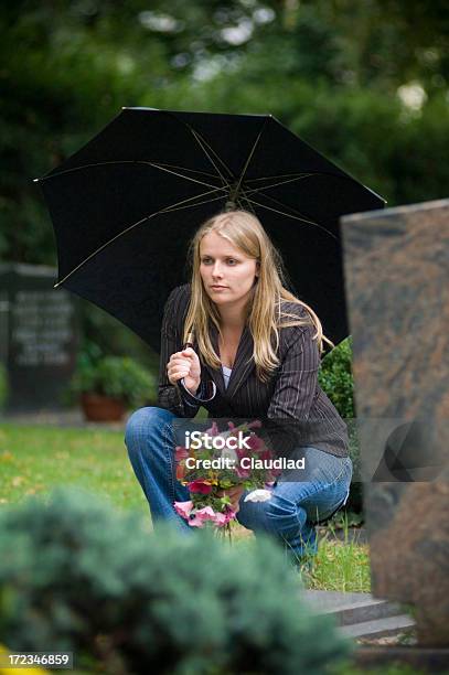 Cementary Stockfoto und mehr Bilder von Eine Frau allein - Eine Frau allein, Eine Person, Frauen