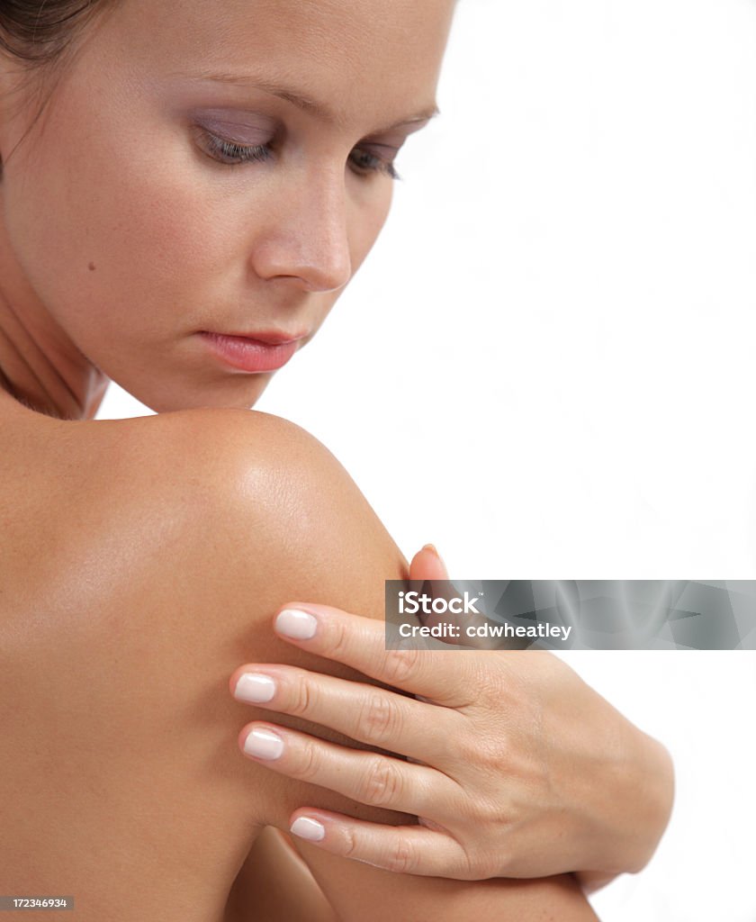 Jeune femme application de lotion sur le dos - Photo de Adulte libre de droits