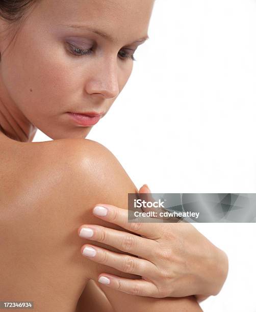 Photo libre de droit de Jeune Femme Application De Lotion Sur Le Dos banque d'images et plus d'images libres de droit de Adulte - Adulte, Beauté, Belle femme