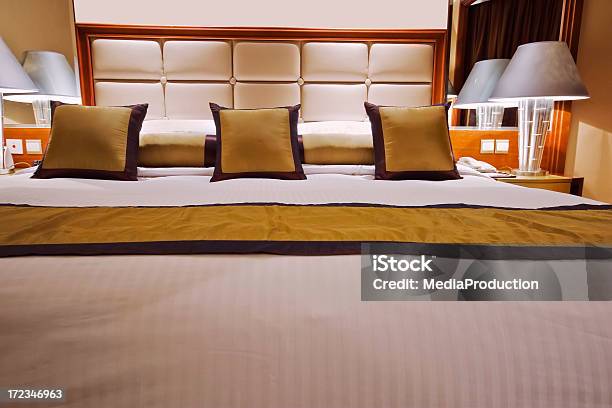 Cama De Hotel - Fotografias de stock e mais imagens de Almofada - Roupa de Cama - Almofada - Roupa de Cama, Arquitetura, Cabeceira da Cama