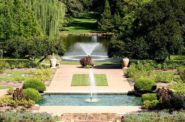 giardino botanico di fort worth - fountain landscaped ornamental garden flower bed foto e immagini stock