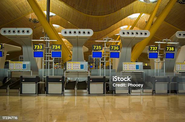 Foto de Balcão De Checkin e mais fotos de stock de Aeroporto - Aeroporto, Autoatendimento, Madeira de construção