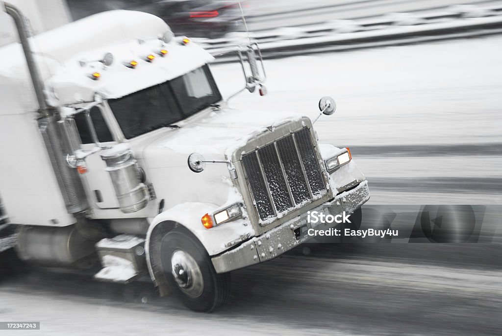 Lastwagen in motion in einem Schneesturm - Lizenzfrei Schweres Nutzfahrzeug Stock-Foto